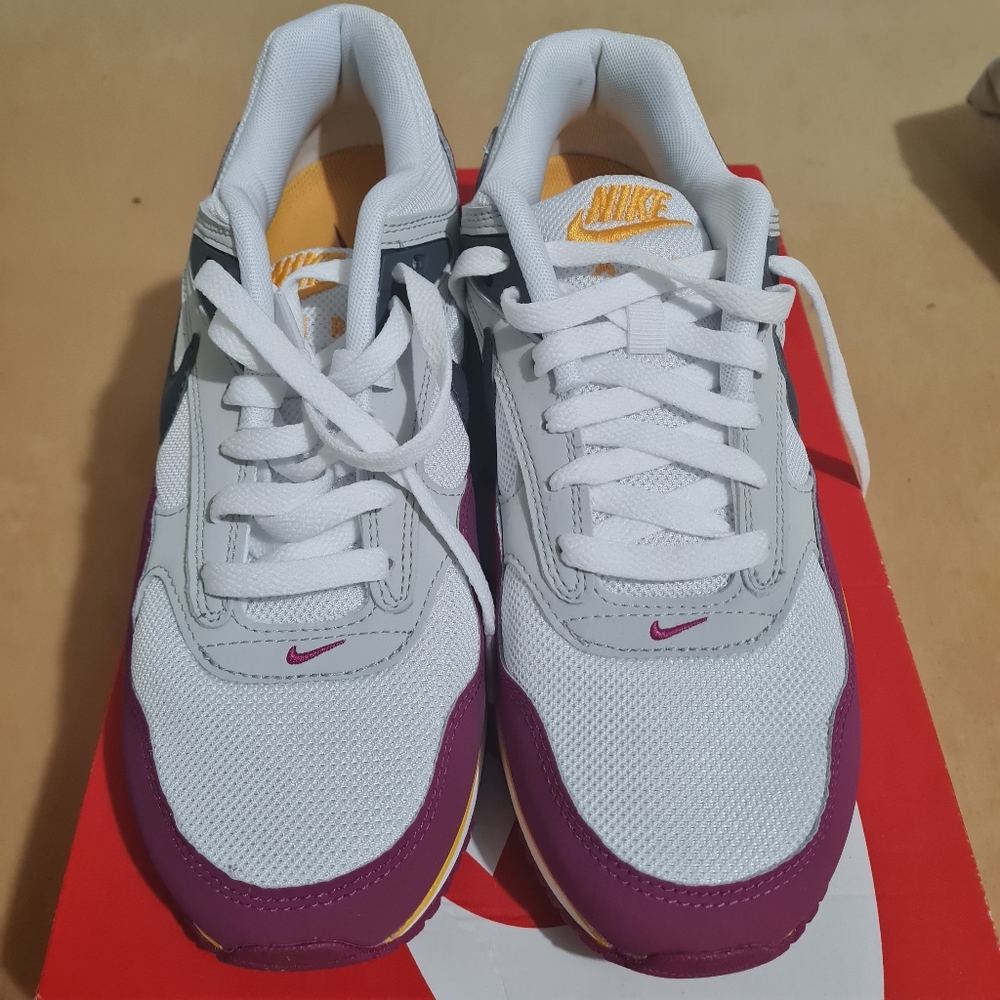 Women Nike Air Max Correlate Sneaker